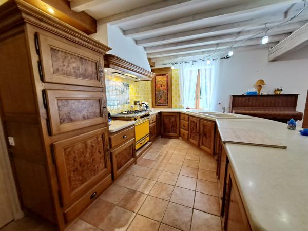 Belle Propriété en Pierre Isolée avec Potentiel d'Aménagement