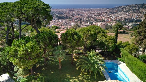 Jardin exceptionnel et vue mer dans un domaine recherché
