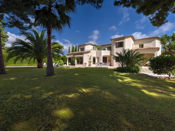 Jardin exceptionnel et vue mer dans un domaine recherché