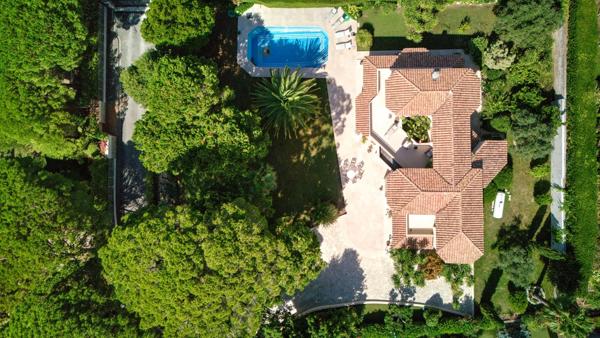 Jardin exceptionnel et vue mer dans un domaine recherché