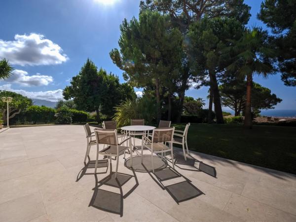 Jardin exceptionnel et vue mer dans un domaine recherché