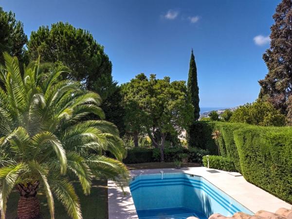 Jardin exceptionnel et vue mer dans un domaine recherché