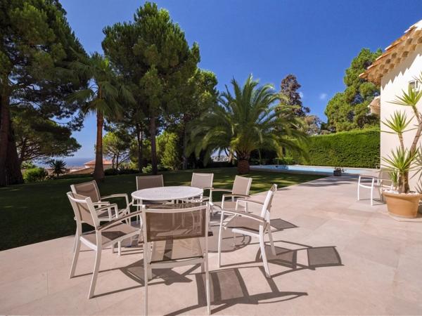 Jardin exceptionnel et vue mer dans un domaine recherché