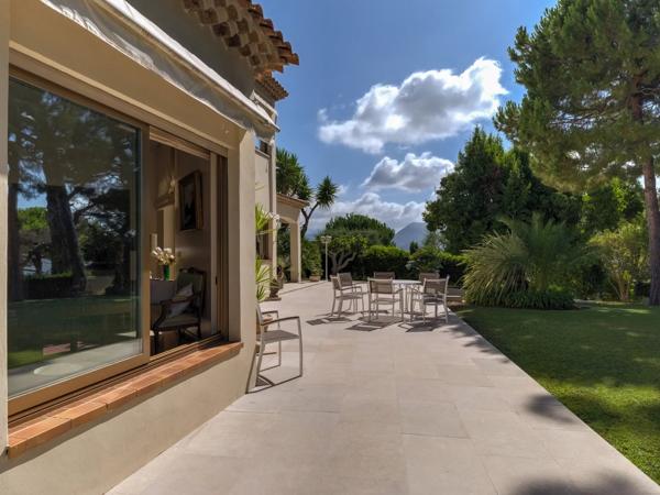 Jardin exceptionnel et vue mer dans un domaine recherché