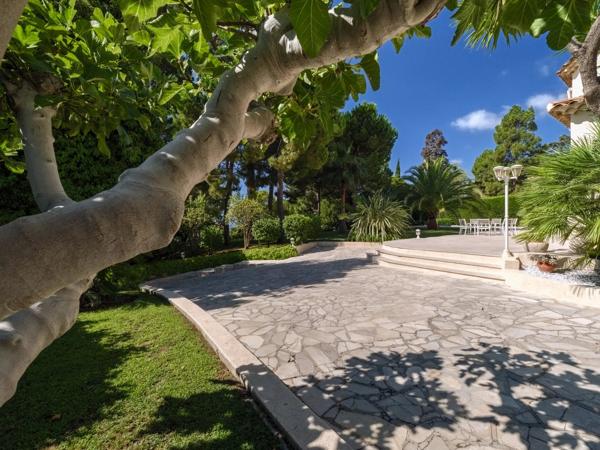 Jardin exceptionnel et vue mer dans un domaine recherché