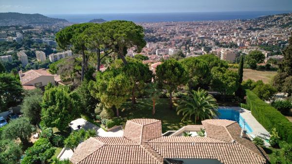 Jardin exceptionnel et vue mer dans un domaine recherché