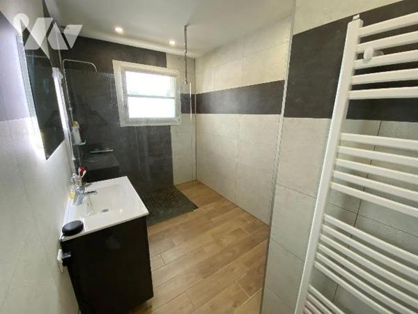 LES HERBIERS - Maison sur sous-sol entièrement rénovée offrant 170 m² habitables sur 2 niveaux ...