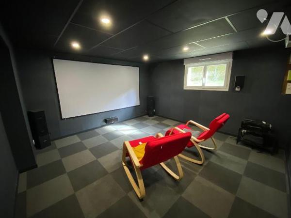 LES HERBIERS - Maison sur sous-sol entièrement rénovée offrant 170 m² habitables sur 2 niveaux ...