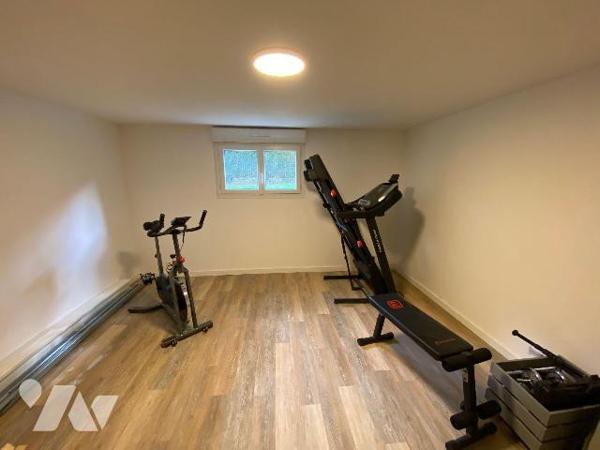 LES HERBIERS - Maison sur sous-sol entièrement rénovée offrant 170 m² habitables sur 2 niveaux ...