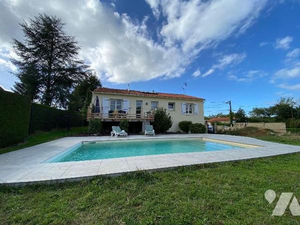 LES HERBIERS - Maison sur sous-sol entièrement rénovée offrant 170 m² habitables sur 2 niveaux ...