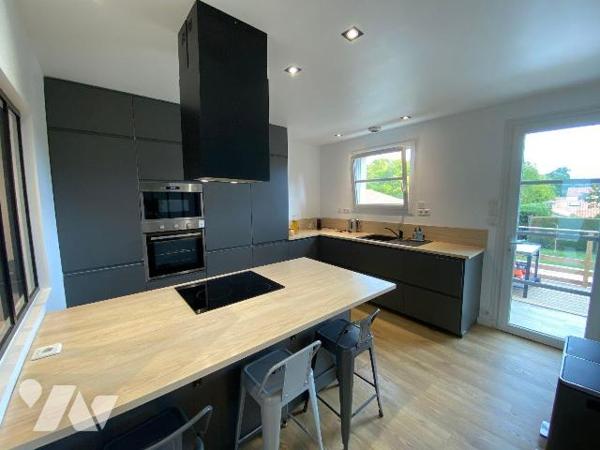 LES HERBIERS - Maison sur sous-sol entièrement rénovée offrant 170 m² habitables sur 2 niveaux ...