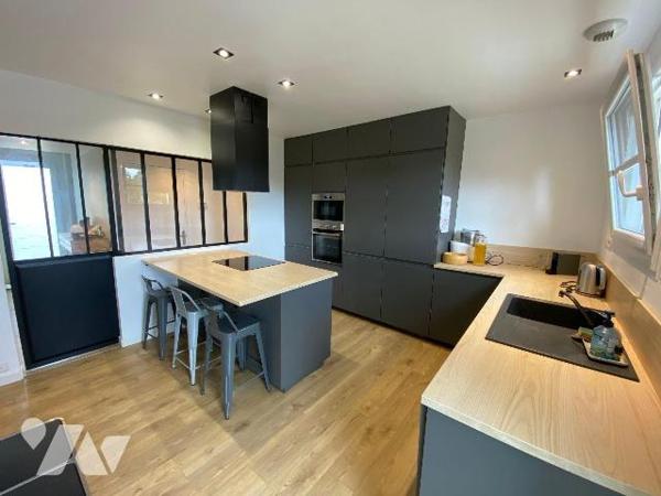 LES HERBIERS - Maison sur sous-sol entièrement rénovée offrant 170 m² habitables sur 2 niveaux ...