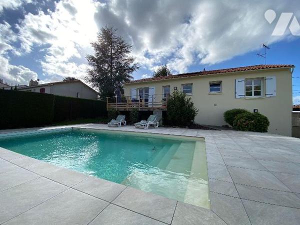 LES HERBIERS - Maison sur sous-sol entièrement rénovée offrant 170 m² habitables sur 2 niveaux ...