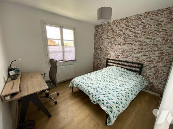 LES HERBIERS - Maison sur sous-sol entièrement rénovée offrant 170 m² habitables sur 2 niveaux ...