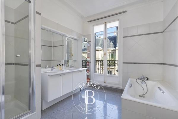 Paris 8ème, Appartement 2 Chambres -  110 m² à vendre