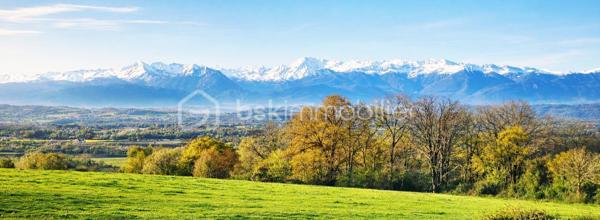 À Morlaàs, dans un environnement calme et recherché, découvrez cette maison contemporaine récente (moins de 3 ans) offrant une vue panoramique exceptionnelle sur les Pyrénées.

Dès les premiers instants, la maison séduit par ses volumes lumineux et son ouverture sur l’extérieur. 

La pièce de vie, élégante et chaleureuse, s’ouvre sur une terrasse plein sud, véritable belvédère face aux montagnes.

Ici, chaque jour offre un panorama rare et privilégié.

La cuisine, moderne et parfaitement équipée, s’intègre harmonieusement à l’espace de vie et prolonge cette sensation de confort et de fluidité.

Côté nuit :
-Une suite parentale en rez-de-chaussée avec dressing et salle de bain complète
-Une seconde suite avec salle d'eau, idéale pour recevoir
-Deux chambres lumineuses à l’étage avec leur salle d'eau


Confort & prestations :
-Maison récente (moins de 3 ans)
-Pompe à chaleur et climatisation gainable
-Matériaux et finitions de qualité
-Cave à vins sur mesure 
-Garage

Le + qui fait la différence :

Une maison dominante rare, offrant une vue spectaculaire sur les Pyrénées, à seulement quelques minutes de Pau.