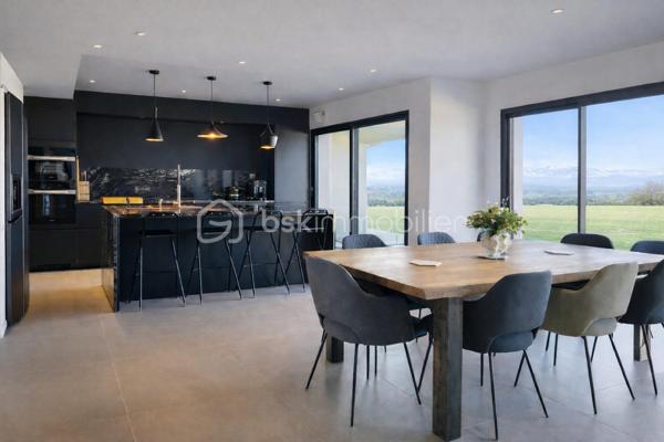 À Morlaàs, dans un environnement calme et recherché, découvrez cette maison contemporaine récente (moins de 3 ans) offrant une vue panoramique exceptionnelle sur les Pyrénées.

Dès les premiers instants, la maison séduit par ses volumes lumineux et son ouverture sur l’extérieur. 

La pièce de vie, élégante et chaleureuse, s’ouvre sur une terrasse plein sud, véritable belvédère face aux montagnes.

Ici, chaque jour offre un panorama rare et privilégié.

La cuisine, moderne et parfaitement équipée, s’intègre harmonieusement à l’espace de vie et prolonge cette sensation de confort et de fluidité.

Côté nuit :
-Une suite parentale en rez-de-chaussée avec dressing et salle de bain complète
-Une seconde suite avec salle d'eau, idéale pour recevoir
-Deux chambres lumineuses à l’étage avec leur salle d'eau


Confort & prestations :
-Maison récente (moins de 3 ans)
-Pompe à chaleur et climatisation gainable
-Matériaux et finitions de qualité
-Cave à vins sur mesure 
-Garage

Le + qui fait la différence :

Une maison dominante rare, offrant une vue spectaculaire sur les Pyrénées, à seulement quelques minutes de Pau.