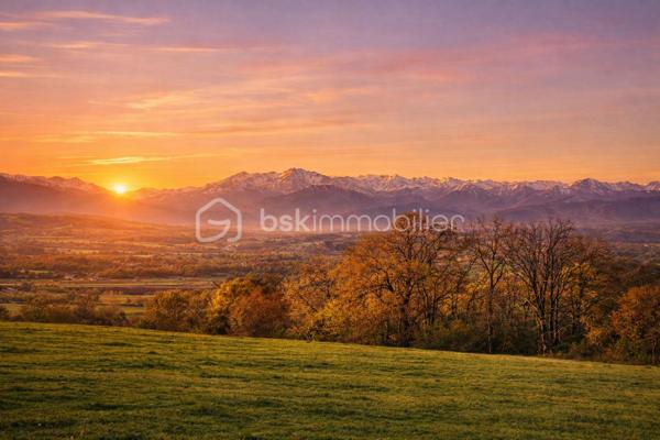À Morlaàs, dans un environnement calme et recherché, découvrez cette maison contemporaine récente (moins de 3 ans) offrant une vue panoramique exceptionnelle sur les Pyrénées.

Dès les premiers instants, la maison séduit par ses volumes lumineux et son ouverture sur l’extérieur. 

La pièce de vie, élégante et chaleureuse, s’ouvre sur une terrasse plein sud, véritable belvédère face aux montagnes.

Ici, chaque jour offre un panorama rare et privilégié.

La cuisine, moderne et parfaitement équipée, s’intègre harmonieusement à l’espace de vie et prolonge cette sensation de confort et de fluidité.

Côté nuit :
-Une suite parentale en rez-de-chaussée avec dressing et salle de bain complète
-Une seconde suite avec salle d'eau, idéale pour recevoir
-Deux chambres lumineuses à l’étage avec leur salle d'eau


Confort & prestations :
-Maison récente (moins de 3 ans)
-Pompe à chaleur et climatisation gainable
-Matériaux et finitions de qualité
-Cave à vins sur mesure 
-Garage

Le + qui fait la différence :

Une maison dominante rare, offrant une vue spectaculaire sur les Pyrénées, à seulement quelques minutes de Pau.