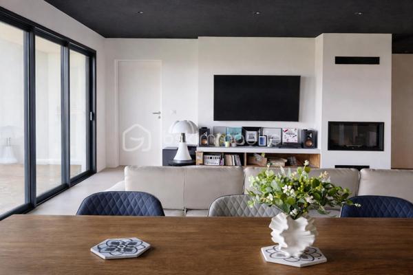 À Morlaàs, dans un environnement calme et recherché, découvrez cette maison contemporaine récente (moins de 3 ans) offrant une vue panoramique exceptionnelle sur les Pyrénées.

Dès les premiers instants, la maison séduit par ses volumes lumineux et son ouverture sur l’extérieur. 

La pièce de vie, élégante et chaleureuse, s’ouvre sur une terrasse plein sud, véritable belvédère face aux montagnes.

Ici, chaque jour offre un panorama rare et privilégié.

La cuisine, moderne et parfaitement équipée, s’intègre harmonieusement à l’espace de vie et prolonge cette sensation de confort et de fluidité.

Côté nuit :
-Une suite parentale en rez-de-chaussée avec dressing et salle de bain complète
-Une seconde suite avec salle d'eau, idéale pour recevoir
-Deux chambres lumineuses à l’étage avec leur salle d'eau


Confort & prestations :
-Maison récente (moins de 3 ans)
-Pompe à chaleur et climatisation gainable
-Matériaux et finitions de qualité
-Cave à vins sur mesure 
-Garage

Le + qui fait la différence :

Une maison dominante rare, offrant une vue spectaculaire sur les Pyrénées, à seulement quelques minutes de Pau.