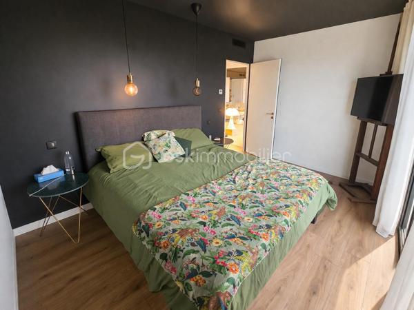 À Morlaàs, dans un environnement calme et recherché, découvrez cette maison contemporaine récente (moins de 3 ans) offrant une vue panoramique exceptionnelle sur les Pyrénées.

Dès les premiers instants, la maison séduit par ses volumes lumineux et son ouverture sur l’extérieur. 

La pièce de vie, élégante et chaleureuse, s’ouvre sur une terrasse plein sud, véritable belvédère face aux montagnes.

Ici, chaque jour offre un panorama rare et privilégié.

La cuisine, moderne et parfaitement équipée, s’intègre harmonieusement à l’espace de vie et prolonge cette sensation de confort et de fluidité.

Côté nuit :
-Une suite parentale en rez-de-chaussée avec dressing et salle de bain complète
-Une seconde suite avec salle d'eau, idéale pour recevoir
-Deux chambres lumineuses à l’étage avec leur salle d'eau


Confort & prestations :
-Maison récente (moins de 3 ans)
-Pompe à chaleur et climatisation gainable
-Matériaux et finitions de qualité
-Cave à vins sur mesure 
-Garage

Le + qui fait la différence :

Une maison dominante rare, offrant une vue spectaculaire sur les Pyrénées, à seulement quelques minutes de Pau.