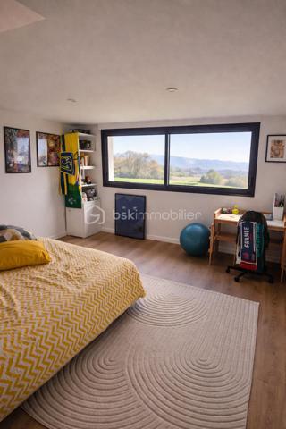 À Morlaàs, dans un environnement calme et recherché, découvrez cette maison contemporaine récente (moins de 3 ans) offrant une vue panoramique exceptionnelle sur les Pyrénées.

Dès les premiers instants, la maison séduit par ses volumes lumineux et son ouverture sur l’extérieur. 

La pièce de vie, élégante et chaleureuse, s’ouvre sur une terrasse plein sud, véritable belvédère face aux montagnes.

Ici, chaque jour offre un panorama rare et privilégié.

La cuisine, moderne et parfaitement équipée, s’intègre harmonieusement à l’espace de vie et prolonge cette sensation de confort et de fluidité.

Côté nuit :
-Une suite parentale en rez-de-chaussée avec dressing et salle de bain complète
-Une seconde suite avec salle d'eau, idéale pour recevoir
-Deux chambres lumineuses à l’étage avec leur salle d'eau


Confort & prestations :
-Maison récente (moins de 3 ans)
-Pompe à chaleur et climatisation gainable
-Matériaux et finitions de qualité
-Cave à vins sur mesure 
-Garage

Le + qui fait la différence :

Une maison dominante rare, offrant une vue spectaculaire sur les Pyrénées, à seulement quelques minutes de Pau.