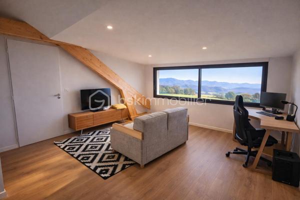 À Morlaàs, dans un environnement calme et recherché, découvrez cette maison contemporaine récente (moins de 3 ans) offrant une vue panoramique exceptionnelle sur les Pyrénées.

Dès les premiers instants, la maison séduit par ses volumes lumineux et son ouverture sur l’extérieur. 

La pièce de vie, élégante et chaleureuse, s’ouvre sur une terrasse plein sud, véritable belvédère face aux montagnes.

Ici, chaque jour offre un panorama rare et privilégié.

La cuisine, moderne et parfaitement équipée, s’intègre harmonieusement à l’espace de vie et prolonge cette sensation de confort et de fluidité.

Côté nuit :
-Une suite parentale en rez-de-chaussée avec dressing et salle de bain complète
-Une seconde suite avec salle d'eau, idéale pour recevoir
-Deux chambres lumineuses à l’étage avec leur salle d'eau


Confort & prestations :
-Maison récente (moins de 3 ans)
-Pompe à chaleur et climatisation gainable
-Matériaux et finitions de qualité
-Cave à vins sur mesure 
-Garage

Le + qui fait la différence :

Une maison dominante rare, offrant une vue spectaculaire sur les Pyrénées, à seulement quelques minutes de Pau.
