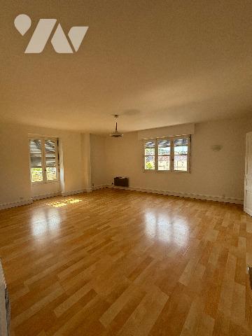 SARLAT, proche centre médiéval, appartement lumineux T3 situé au dernier étage avec ascenseur. Cave.