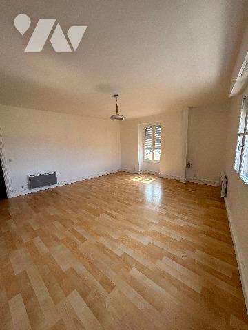 SARLAT, proche centre médiéval, appartement lumineux T3 situé au dernier étage avec ascenseur. Cave.