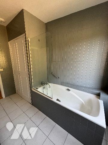 SARLAT, proche centre médiéval, appartement lumineux T3 situé au dernier étage avec ascenseur. Cave.