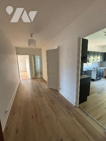 SARLAT, proche centre médiéval, appartement lumineux T3 situé au dernier étage avec ascenseur. Cave.