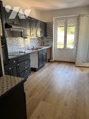 SARLAT, proche centre médiéval, appartement lumineux T3 situé au dernier étage avec ascenseur. Cave.
