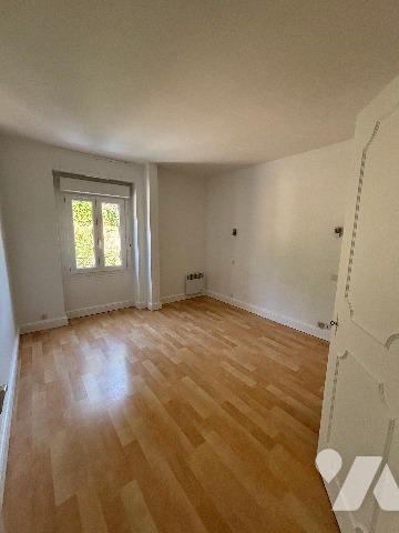 SARLAT, proche centre médiéval, appartement lumineux T3 situé au dernier étage avec ascenseur. Cave.