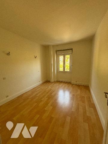 SARLAT, proche centre médiéval, appartement lumineux T3 situé au dernier étage avec ascenseur. Cave.