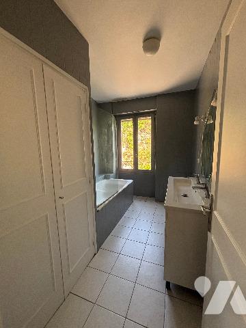 SARLAT, proche centre médiéval, appartement lumineux T3 situé au dernier étage avec ascenseur. Cave.