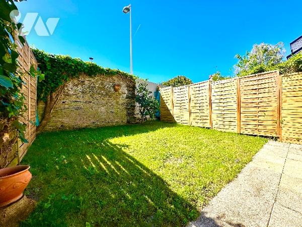 Idéalement située au calme de son impasse privée au cœur du quartier de la Madeleine.