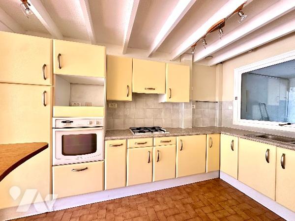 Idéalement située au calme de son impasse privée au cœur du quartier de la Madeleine.