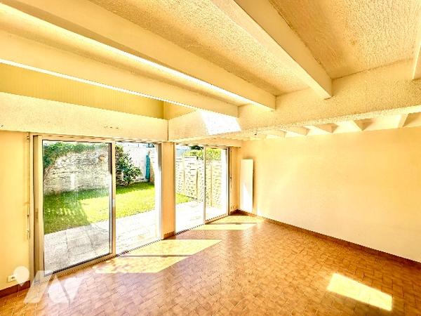 Idéalement située au calme de son impasse privée au cœur du quartier de la Madeleine.