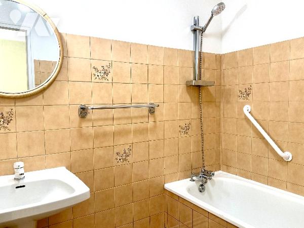 Idéalement située au calme de son impasse privée au cœur du quartier de la Madeleine.