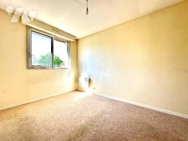 Idéalement située au calme de son impasse privée au cœur du quartier de la Madeleine.