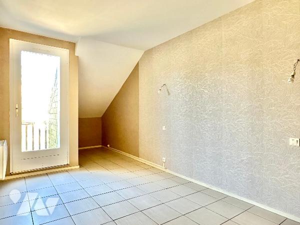 Idéalement située au calme de son impasse privée au cœur du quartier de la Madeleine.