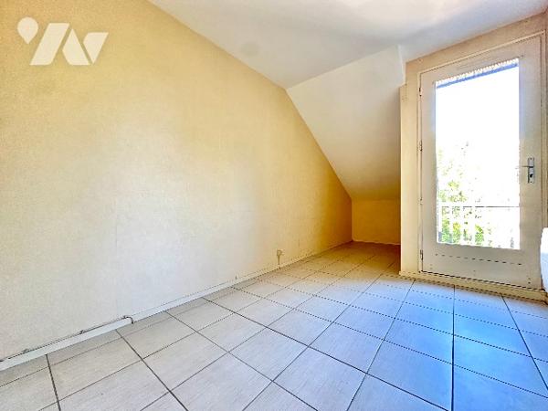 Idéalement située au calme de son impasse privée au cœur du quartier de la Madeleine.