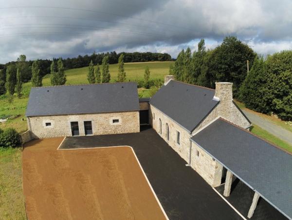 Cadre bucolique pour cette demeure 18e entièrement restaurée sur 8000 m2 et 3 hectares disponibles en plus