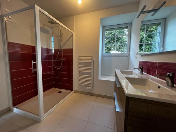 Cadre bucolique pour cette demeure 18e entièrement restaurée sur 8000 m2 et 3 hectares disponibles en plus