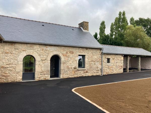 Cadre bucolique pour cette demeure 18e entièrement restaurée sur 8000 m2 et 3 hectares disponibles en plus