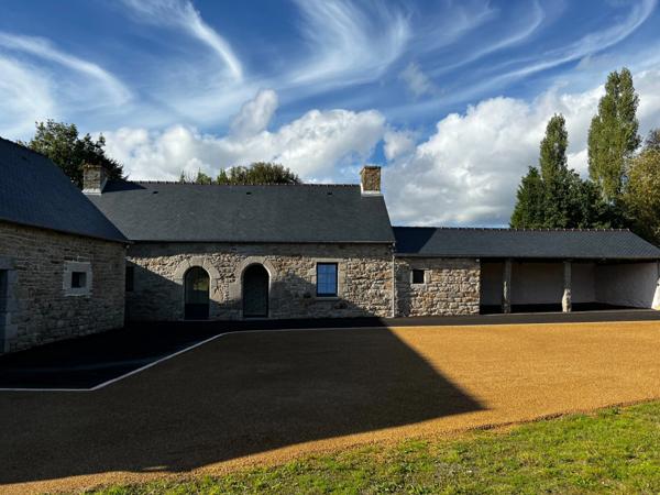 Cadre bucolique pour cette demeure 18e entièrement restaurée sur 8000 m2 et 3 hectares disponibles en plus