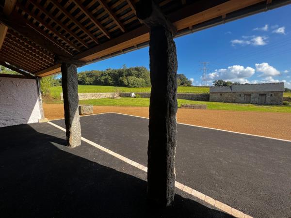 Cadre bucolique pour cette demeure 18e entièrement restaurée sur 8000 m2 et 3 hectares disponibles en plus