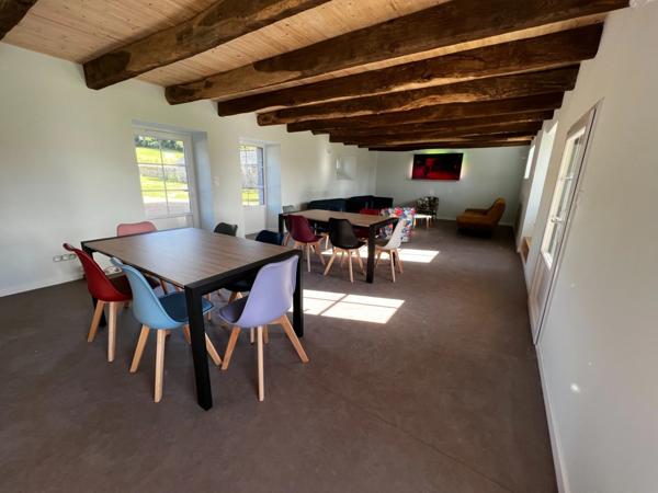 Cadre bucolique pour cette demeure 18e entièrement restaurée sur 8000 m2 et 3 hectares disponibles en plus