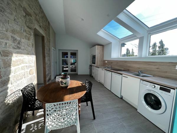 Cadre bucolique pour cette demeure 18e entièrement restaurée sur 8000 m2 et 3 hectares disponibles en plus