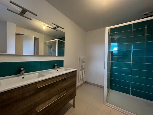 Cadre bucolique pour cette demeure 18e entièrement restaurée sur 8000 m2 et 3 hectares disponibles en plus