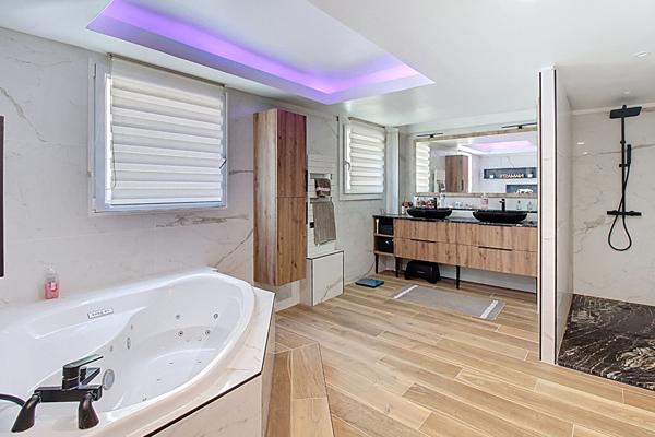 A VENDRE ! Maison Draguignan 8 pièces de 314 m² sur terrain 2549 m² de jardin avec piscine